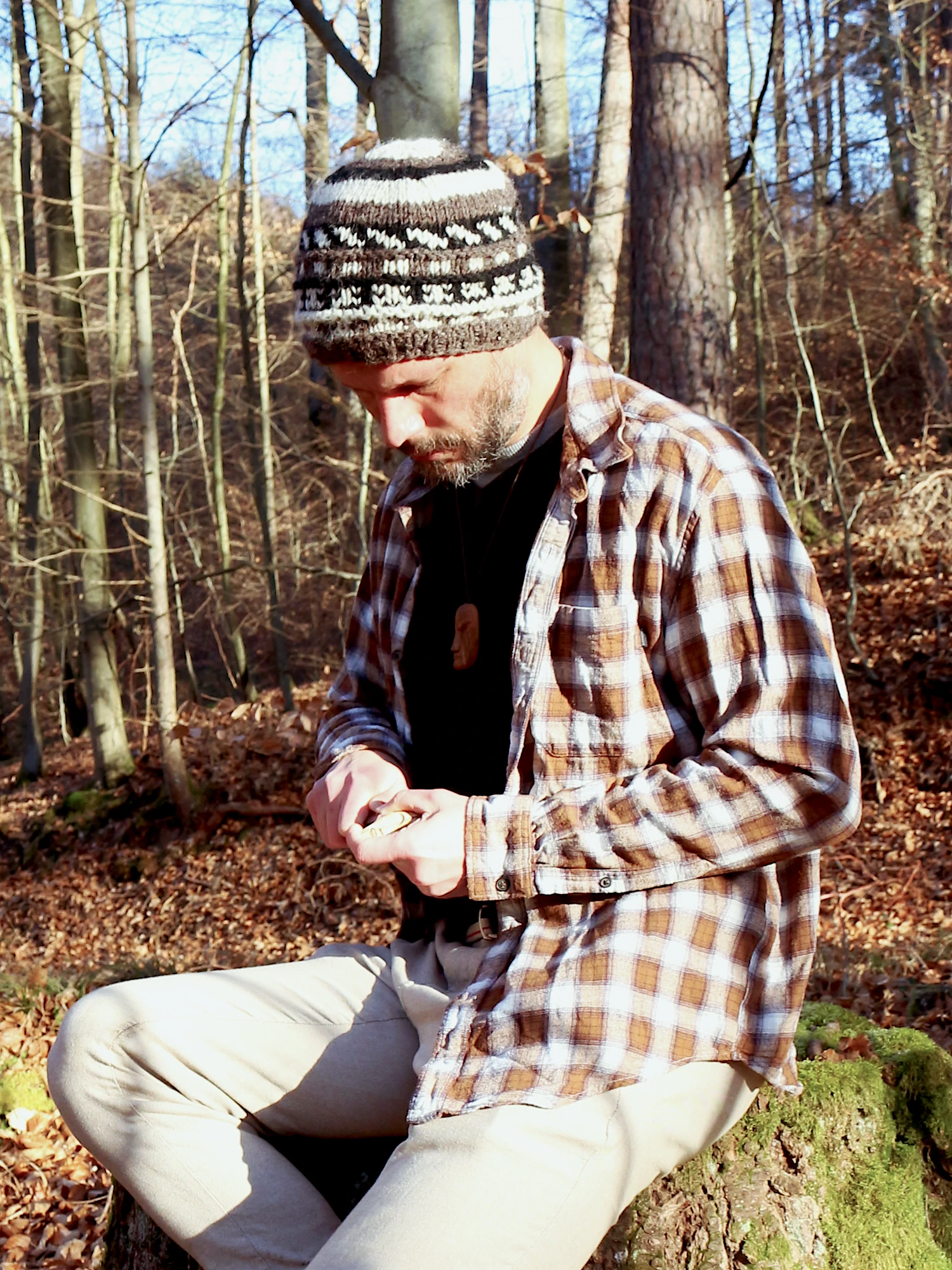 Daniel von elementarwesen-arts.de schnitzt in Halbtotale im herbstlichen Wald – handgeschnitztes Werkstück, Handarbeit, Naturverbundenheit, Ruhe