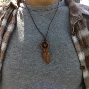 Gaia Göttin Anhänger • Keltische Erdgöttin als Talisman  • Göttin Schmuck Anhänger aus Nussbaum – Bild 2