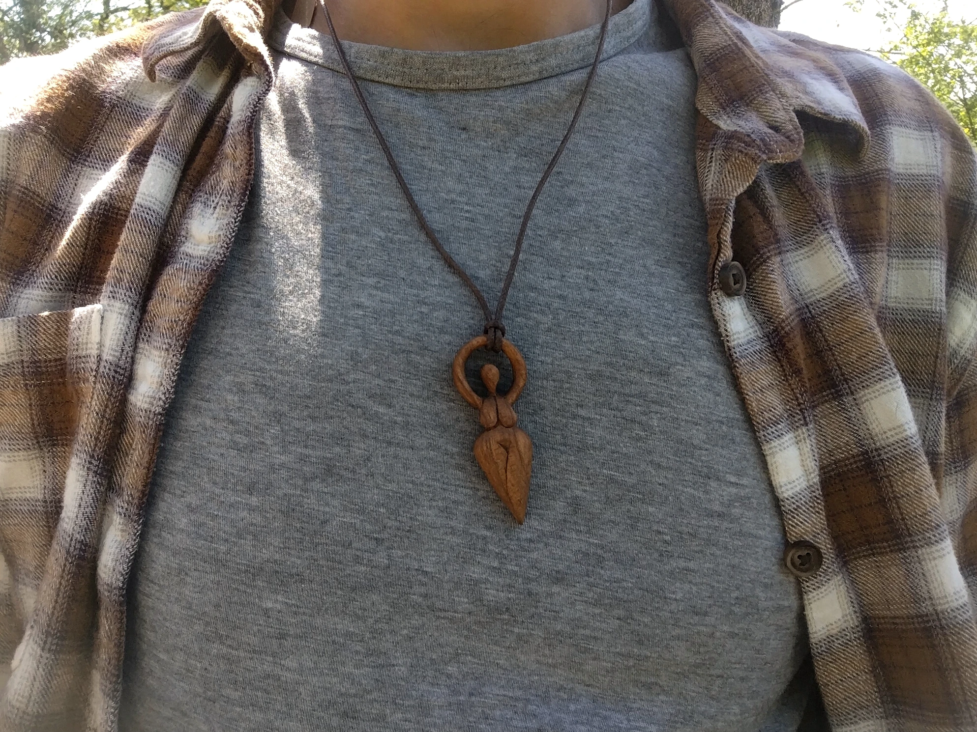 Gaia Göttin Anhänger • Keltische Erdgöttin als Talisman  • Göttin Schmuck Anhänger aus Nussbaum – Bild 2