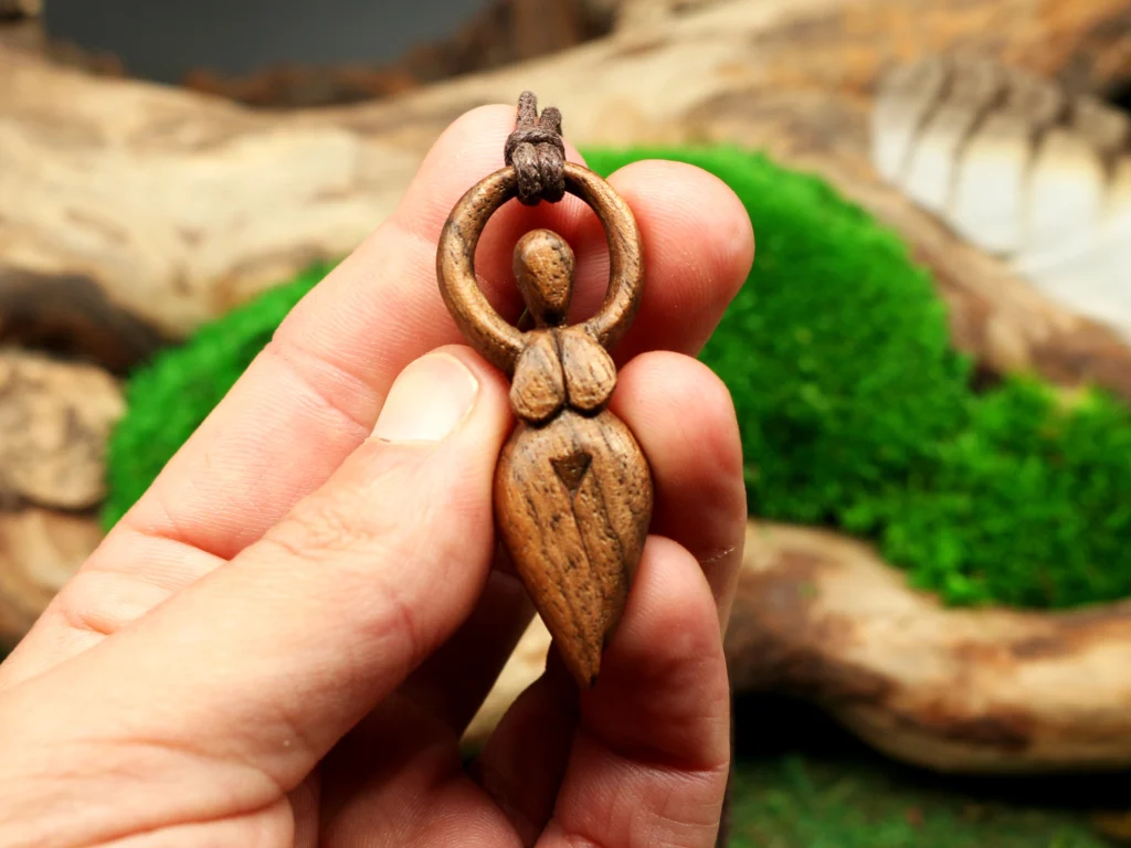 Gaia Göttin Anhänger • Keltische Erdgöttin als Talisman  • Göttin Schmuck Anhänger aus Nussbaum