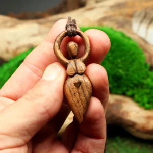 Gaia Göttin Anhänger • Keltische Erdgöttin als Talisman • Göttin Schmuck Anhänger aus Nussbaum