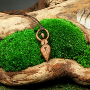 Gaia Göttin Anhänger • Keltische Erdgöttin als Talisman  • Göttin Schmuck Anhänger aus Nussbaum – Bild 3