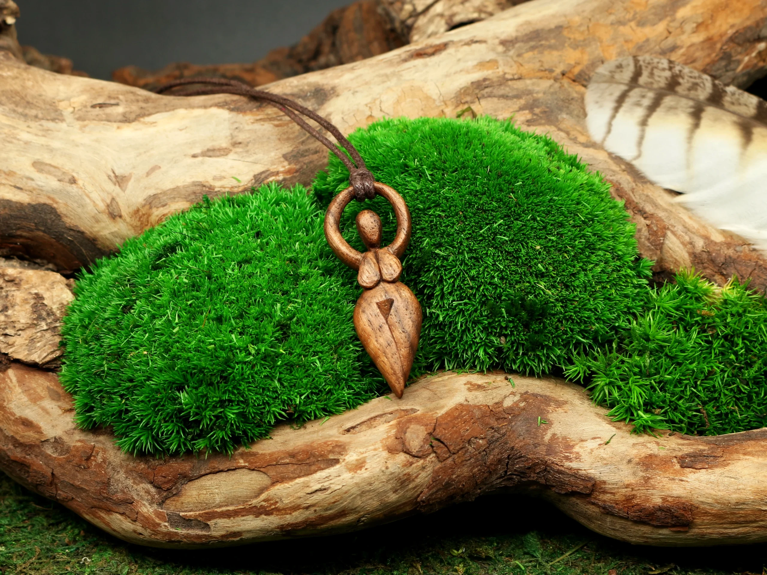 Gaia Göttin Anhänger • Keltische Erdgöttin als Talisman  • Göttin Schmuck Anhänger aus Nussbaum – Bild 3