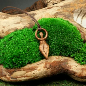 Gaia Göttin Anhänger • Keltische Erdgöttin als Talisman  • Göttin Schmuck Anhänger aus Nussbaum – Bild 4