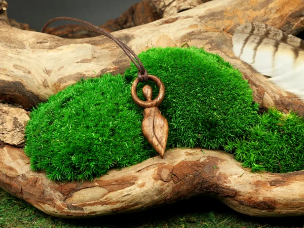 Gaia Göttin Anhänger • Keltische Erdgöttin als Talisman • Göttin Schmuck Anhänger aus Nussbaum