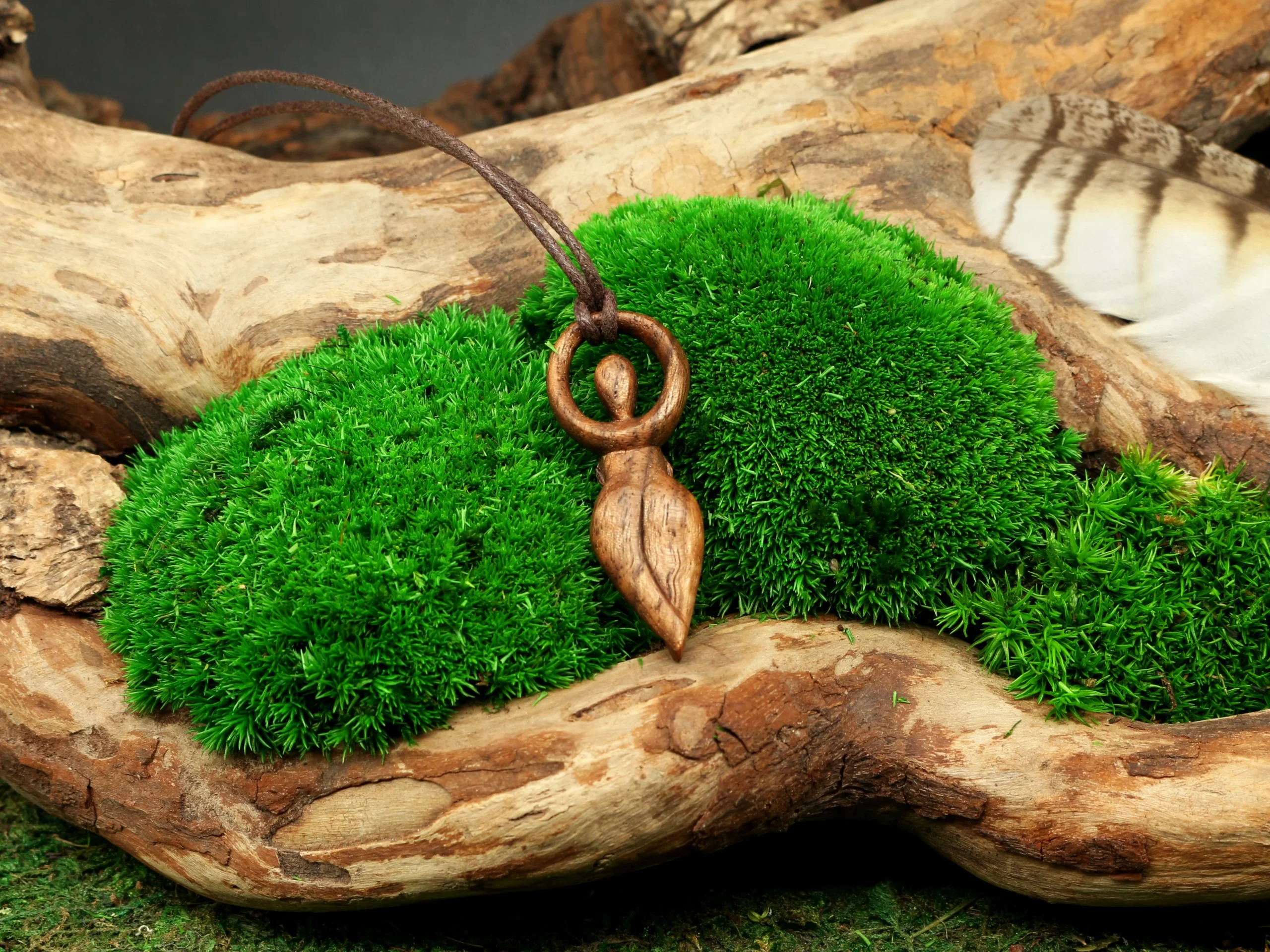 Gaia Göttin Anhänger • Keltische Erdgöttin als Talisman  • Göttin Schmuck Anhänger aus Nussbaum – Bild 4