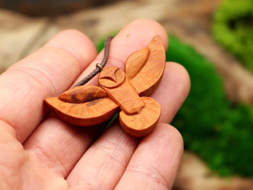 Handgeschnitzte Eule Krafttier Holzanhänger • individueller Holzschmuck Eule als Krafttier Amulett und schamanische Kette