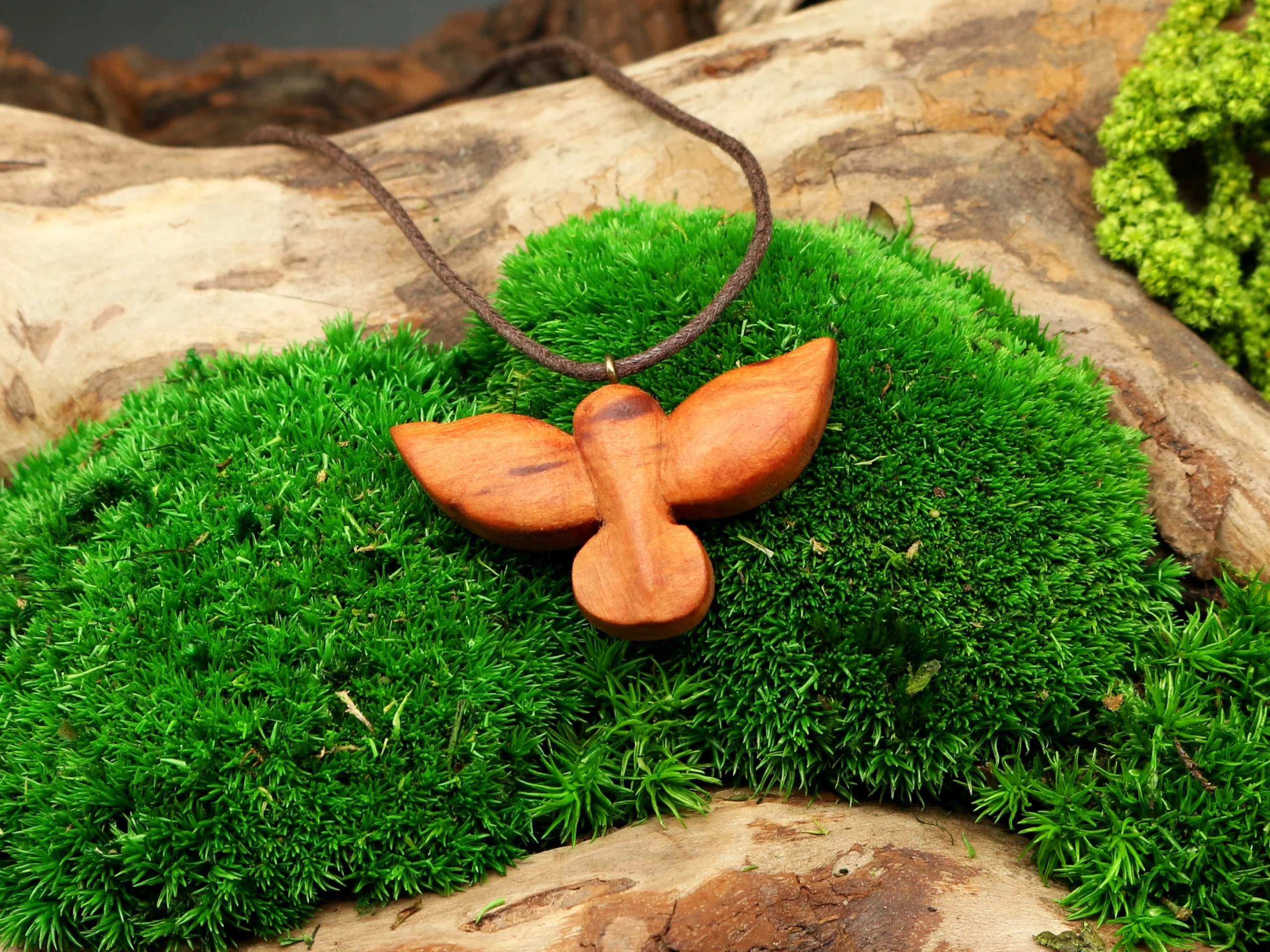 Handgeschnitzte Eule Krafttier Holzanhänger • individueller Holzschmuck Eule als Krafttier Amulett und schamanische Kette – Bild 3