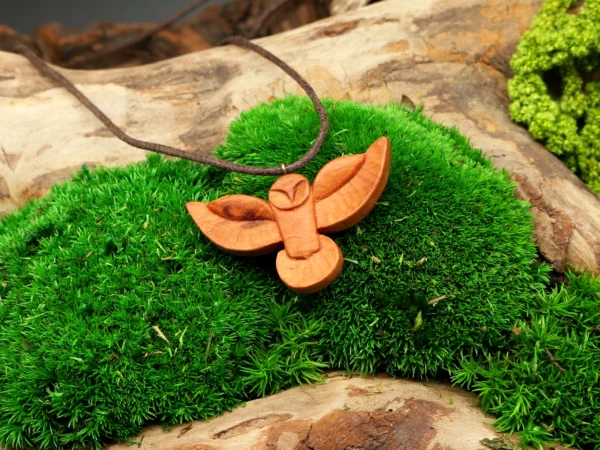 Handgeschnitzte Eule Krafttier Holzanhänger • individueller Holzschmuck Eule als Krafttier Amulett und schamanische Kette