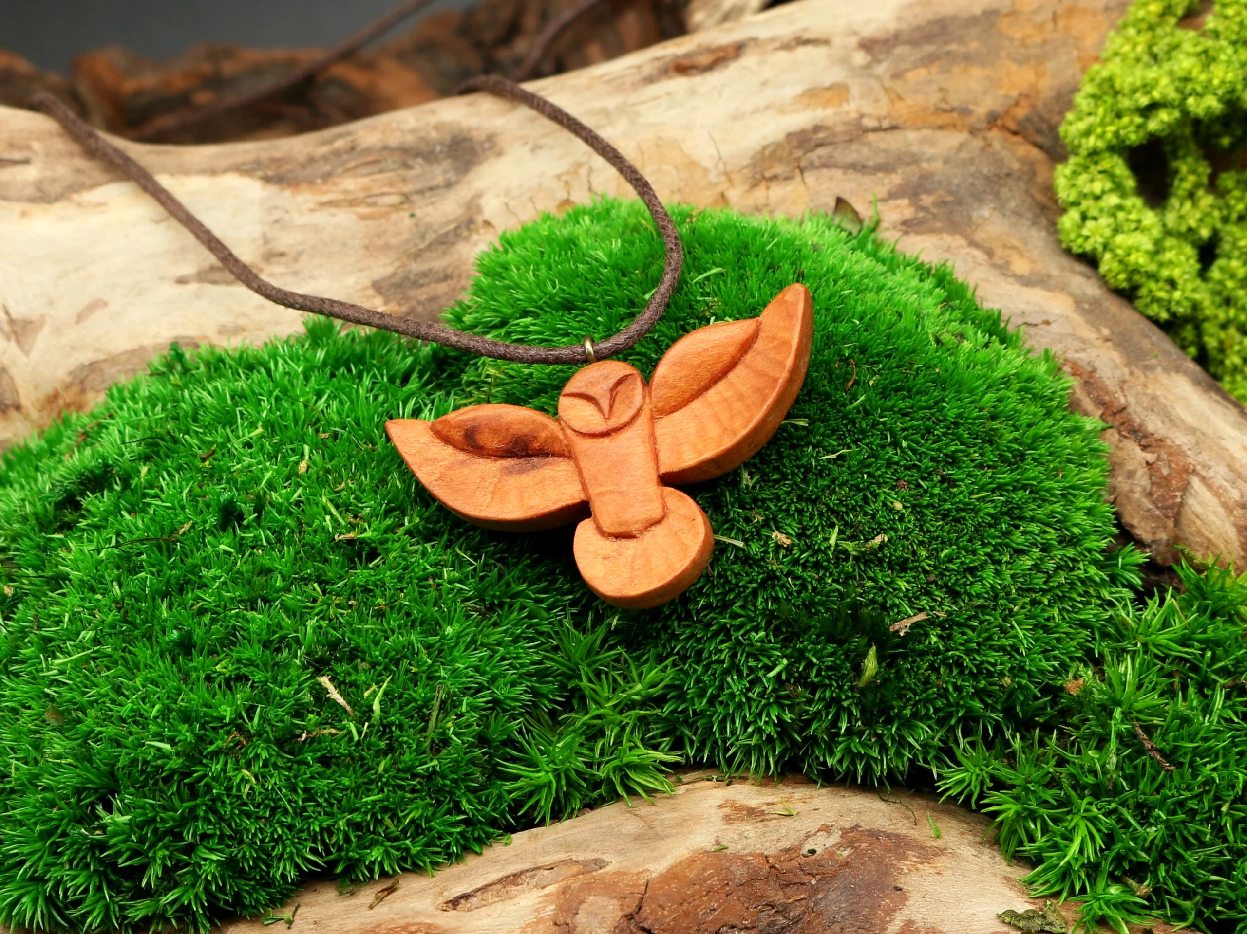 Handgeschnitzte Eule Krafttier Holzanhänger • individueller Holzschmuck Eule als Krafttier Amulett und schamanische Kette – Bild 2