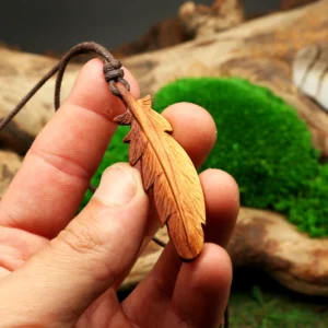 Adler Feder Anhänger aus Holz geschnitzt als schamanischer Schmuck • Feder Halskette und Geschenk für Naturverbundene