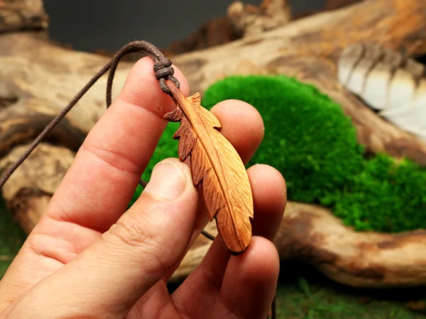 Adler Feder Anhänger aus Holz geschnitzt als schamanischer Schmuck • Feder Halskette und Geschenk für Naturverbundene