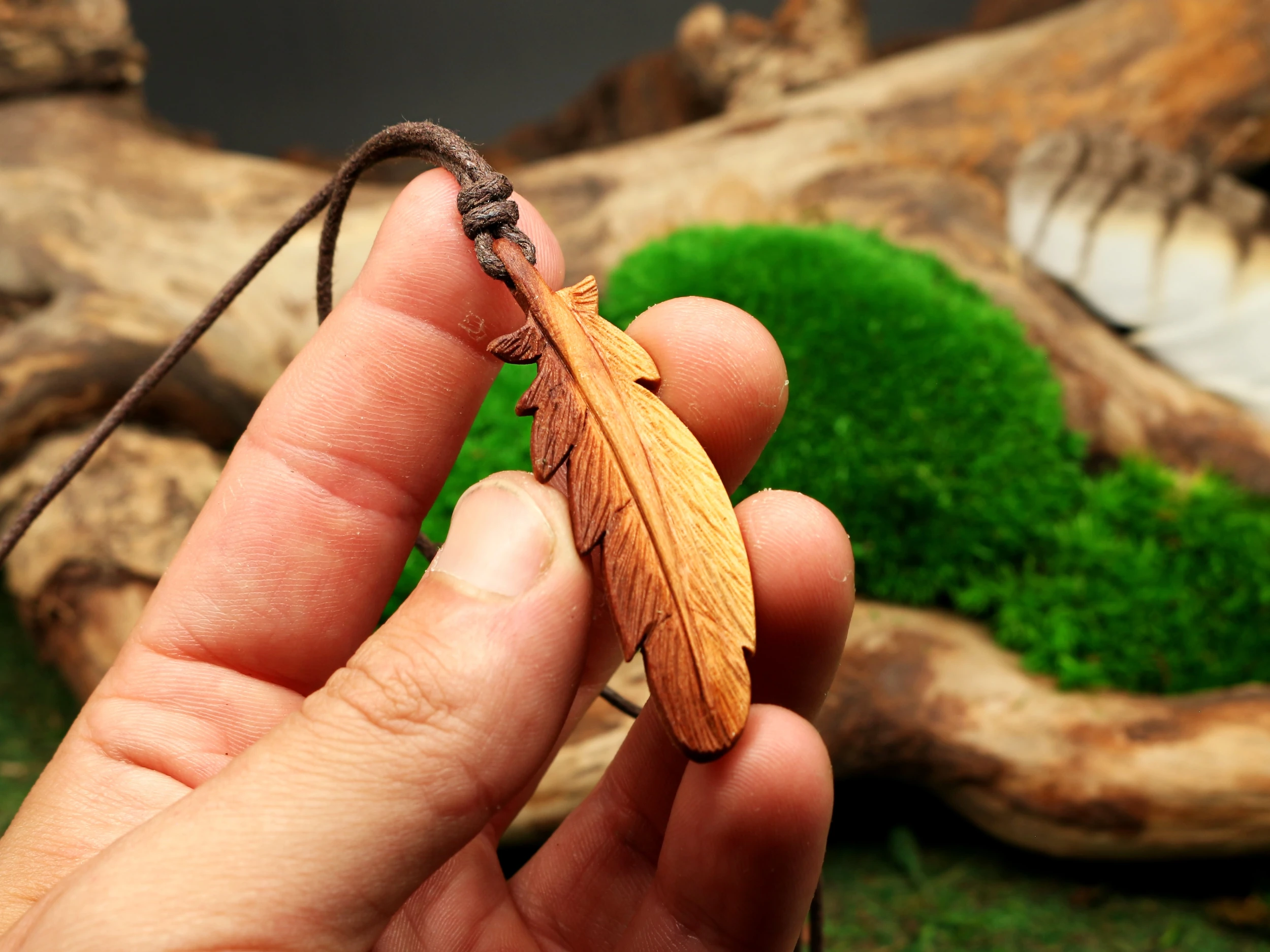Adler Feder Anhänger aus Holz geschnitzt als schamanischer Schmuck • Feder Halskette und Geschenk für Naturverbundene – Bild 1