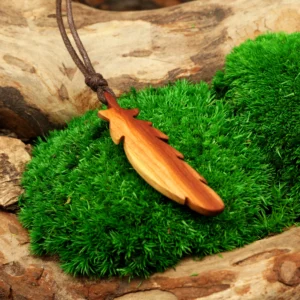 Adler Feder Anhänger aus Holz geschnitzt als schamanischer Schmuck • Feder Halskette und Geschenk für Naturverbundene – Bild 4