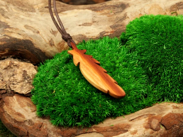 Adler Feder Anhänger aus Holz geschnitzt als schamanischer Schmuck • Feder Halskette und Geschenk für Naturverbundene