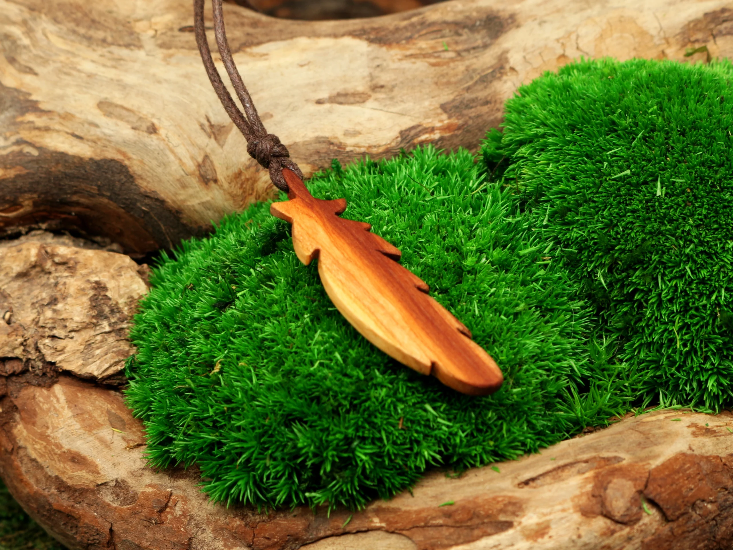 Adler Feder Anhänger aus Holz geschnitzt als schamanischer Schmuck • Feder Halskette und Geschenk für Naturverbundene – Bild 4