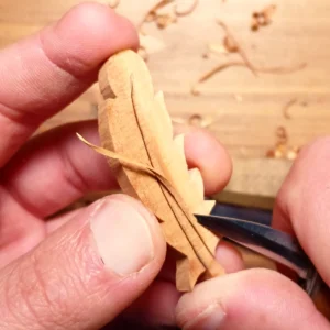 Adler Feder Anhänger aus Holz geschnitzt als schamanischer Schmuck • Feder Halskette und Geschenk für Naturverbundene – Bild 6