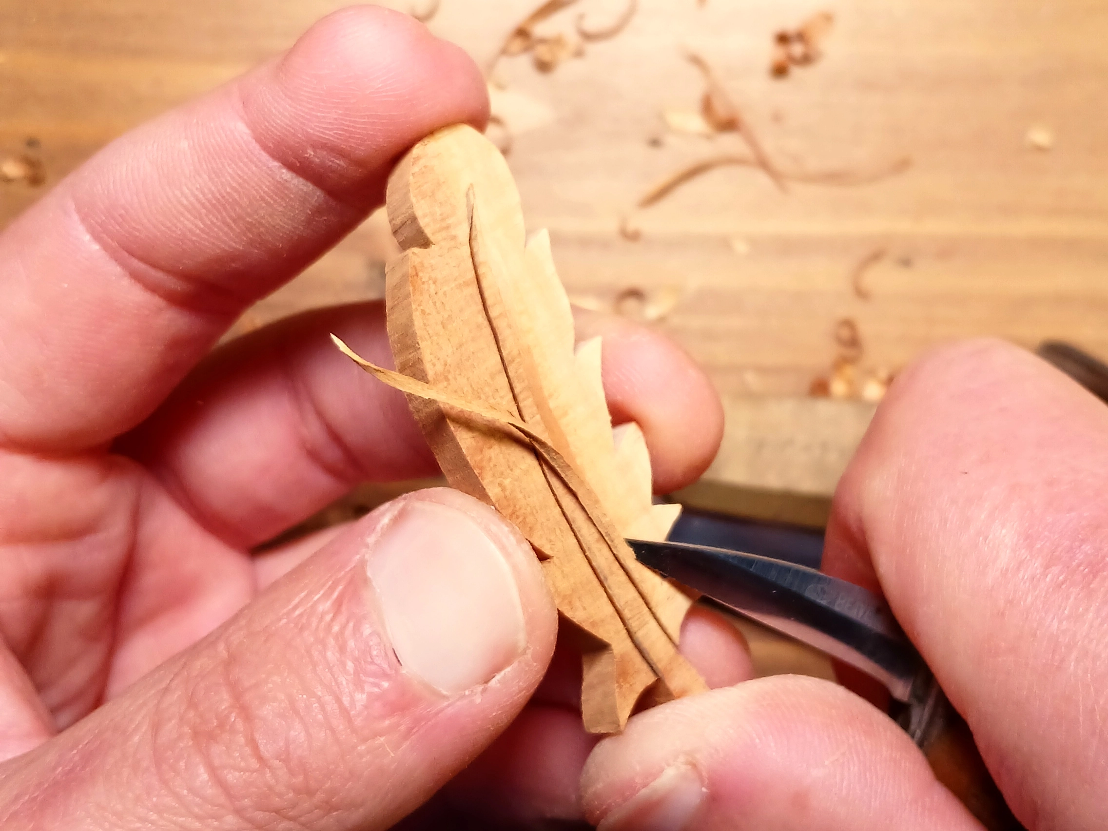 Adler Feder Anhänger aus Holz geschnitzt als schamanischer Schmuck • Feder Halskette und Geschenk für Naturverbundene – Bild 6