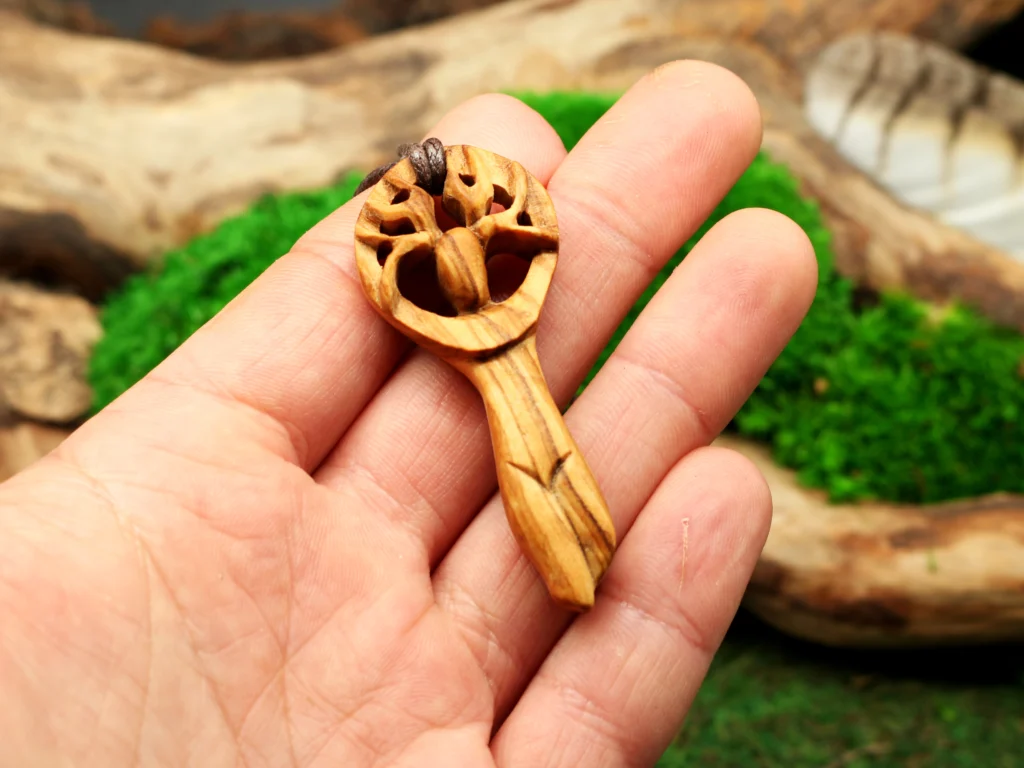 Geschnitzter Cernunnos aus Olivenholz • Talisman & Holzschmuck für Männer