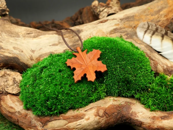 Ahornblatt Kette aus Holz • Blatt Anhänger mit Kette • Blätter Kette als nachhaltiger Schmuck aus Holz und Geschenk für Naturliebhaber