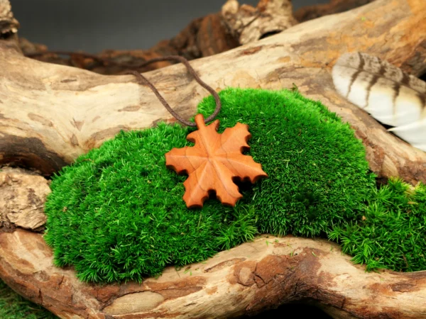 Ahornblatt Kette aus Holz • Blatt Anhänger mit Kette • Blätter Kette als nachhaltiger Schmuck aus Holz und Geschenk für Naturliebhaber