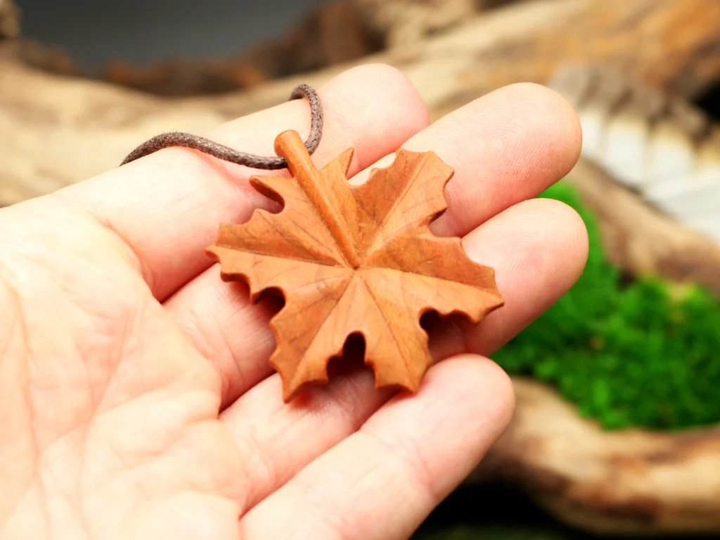 Ahornblatt Kette aus Holz • Blatt Anhänger mit Kette • Blätter Kette als nachhaltiger Schmuck aus Holz und Geschenk für Naturliebhaber
