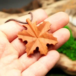 Ahornblatt Kette aus Holz • Blatt Anhänger mit Kette • Blätter Kette als nachhaltiger Schmuck aus Holz und Geschenk für Naturliebhaber