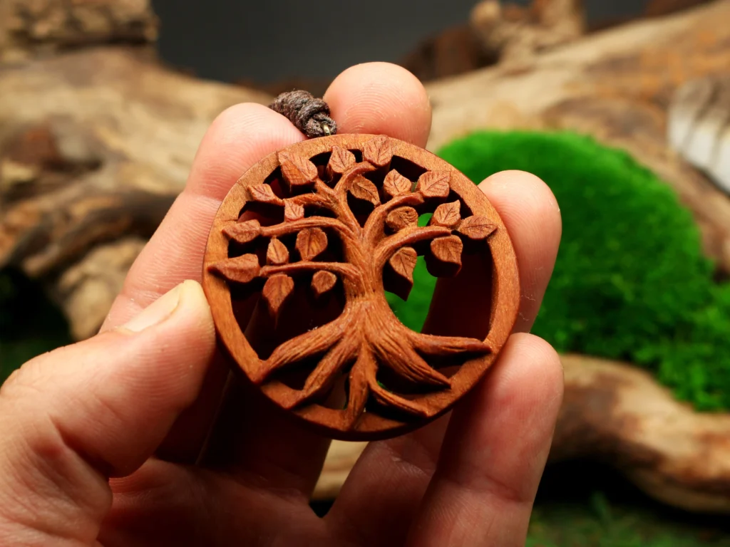 Handgeschnitzter Lebensbaum Kette • Yggdrasil Lebensbaum Anhänger als Schmuck mit Bedeutung