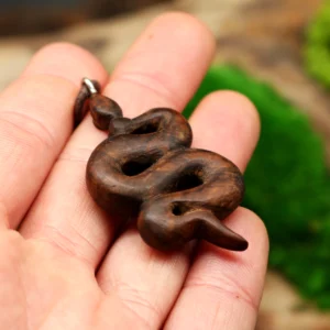 Handgeschnitzter Schlangen Anhänger aus Holz • Kette mit Schlange als Krafttier Schmuck – Bild 2