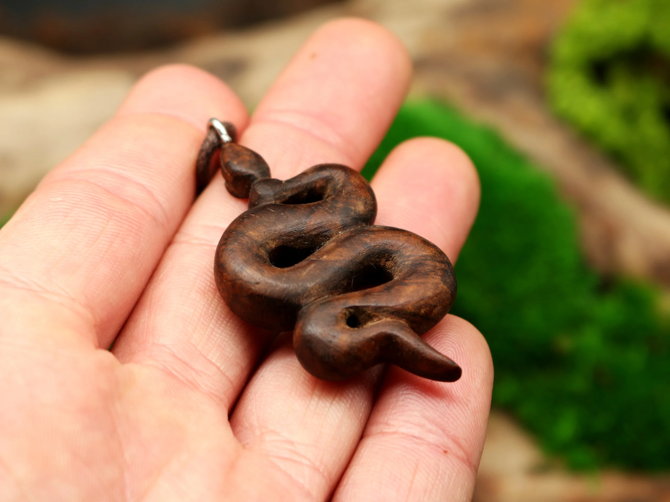 Handgeschnitzter Schlangen Anhänger aus Holz • Kette mit Schlange als Krafttier Schmuck – Bild 2