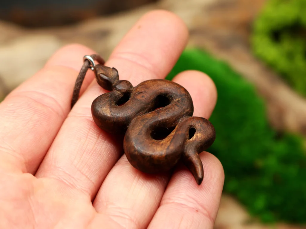 Handgeschnitzter Schlangen Anhänger aus Holz • Kette mit Schlange als Krafttier Schmuck