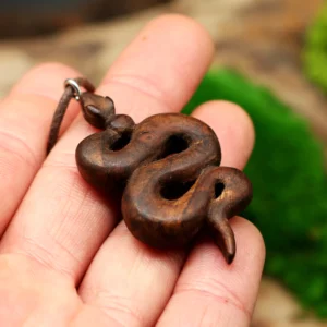Handgeschnitzter Schlangen Anhänger aus Holz • Kette mit Schlange als Krafttier Schmuck