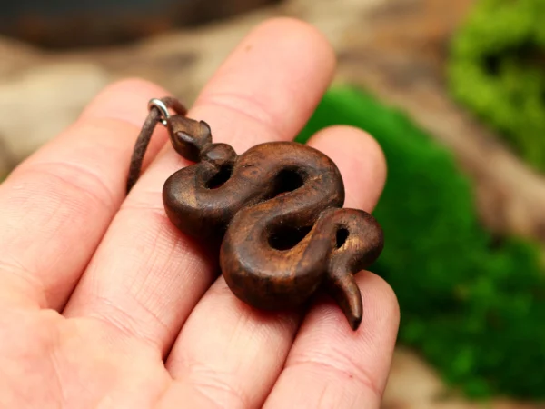 Handgeschnitzter Schlangen Anhänger aus Holz • Kette mit Schlange als Krafttier Schmuck