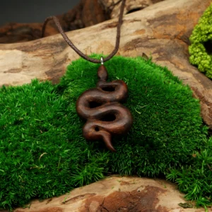 Handgeschnitzter Schlangen Anhänger aus Holz • Kette mit Schlange als Krafttier Schmuck – Bild 3