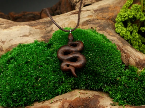 Handgeschnitzter Schlangen Anhänger aus Holz • Kette mit Schlange als Krafttier Schmuck