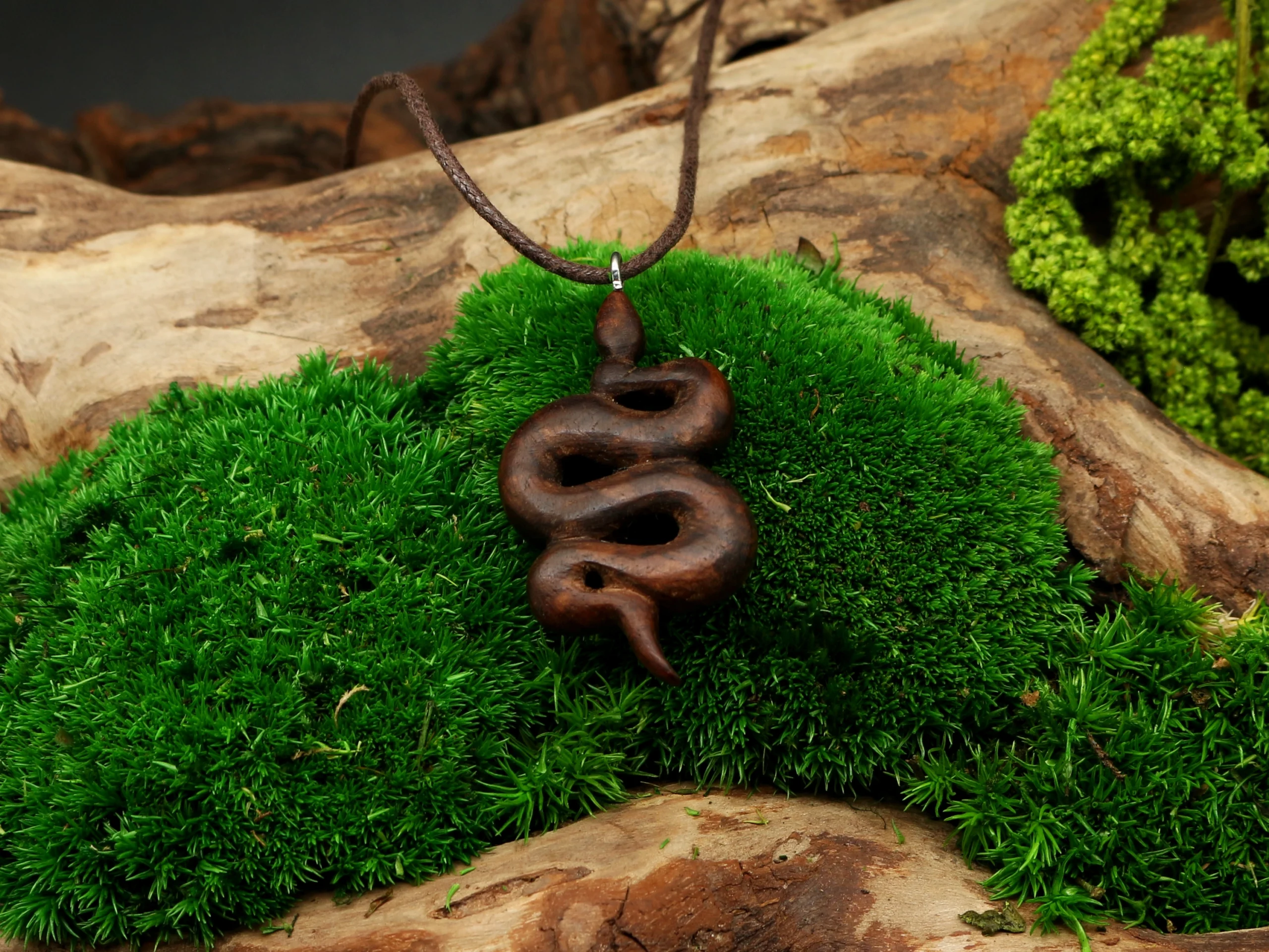 Handgeschnitzter Schlangen Anhänger aus Holz • Kette mit Schlange als Krafttier Schmuck – Bild 3