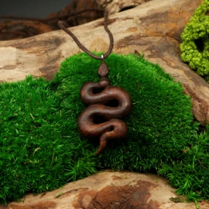 Handgeschnitzter Schlangen Anhänger aus Holz • Kette mit Schlange als Krafttier Schmuck – Bild 4