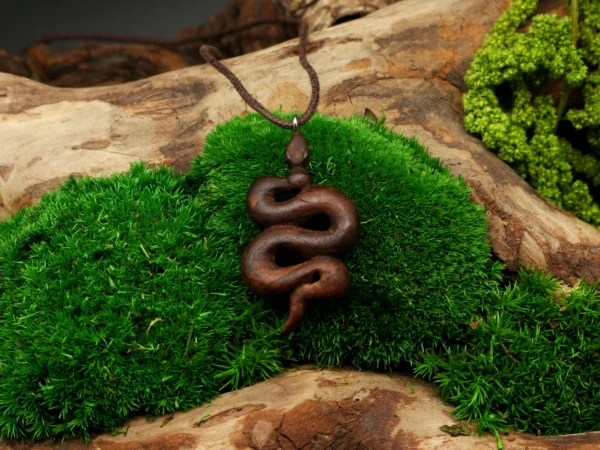 Handgeschnitzter Schlangen Anhänger aus Holz • Kette mit Schlange als Krafttier Schmuck