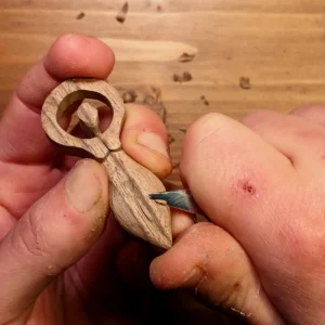 Handgeschnitzte Göttin • Erdgöttin Gaia Anhänger • Naturschmuck mit Bedeutung und spiritueller Holzanhänger – Bild 6