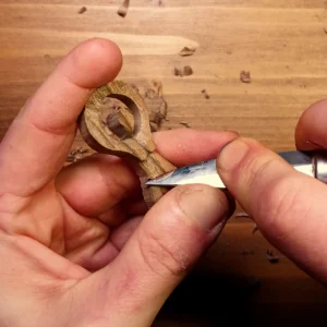 Handgeschnitzte Göttin • Erdgöttin Gaia Anhänger • Naturschmuck mit Bedeutung und spiritueller Holzanhänger – Bild 5