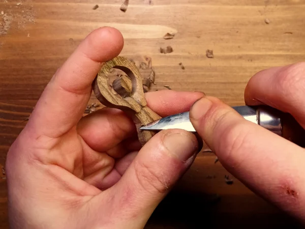 Handgeschnitzte Göttin • Erdgöttin Gaia Anhänger • Naturschmuck mit Bedeutung und spiritueller Holzanhänger