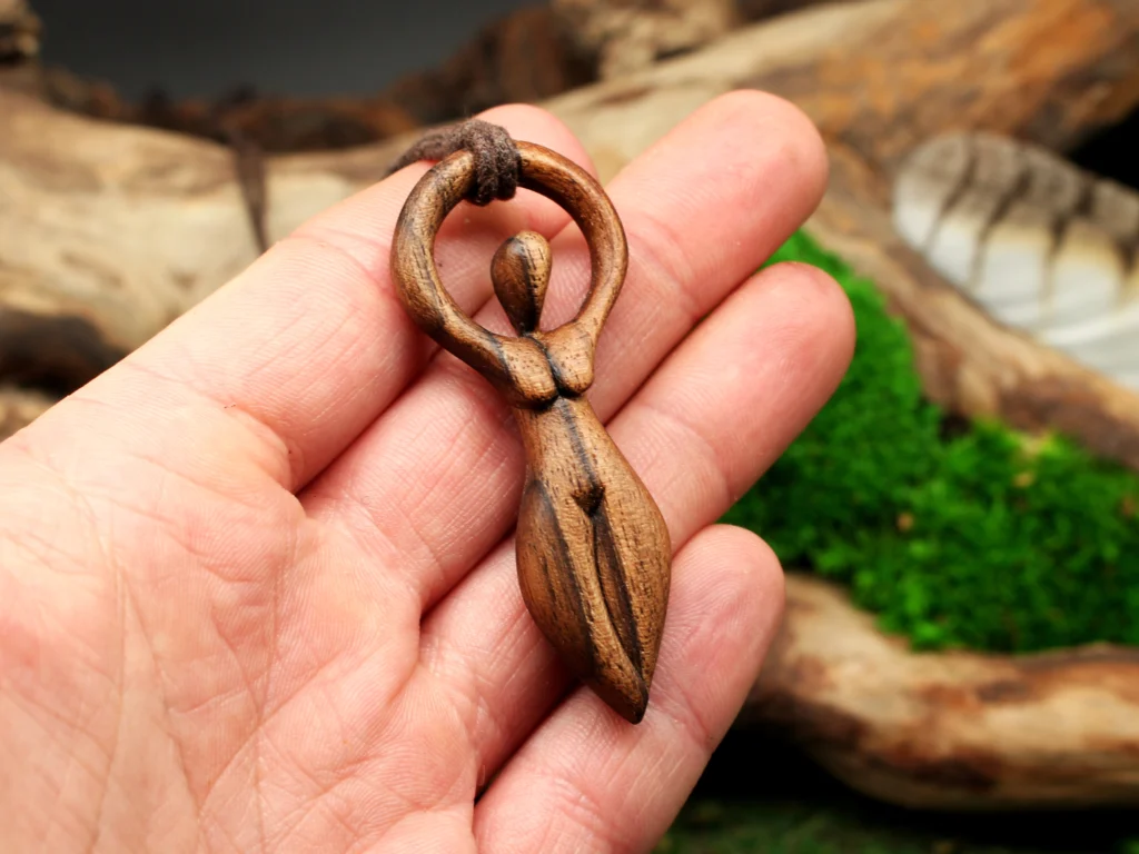 Handgeschnitzte Göttin • Erdgöttin Gaia Anhänger • Naturschmuck mit Bedeutung und spiritueller Holzanhänger