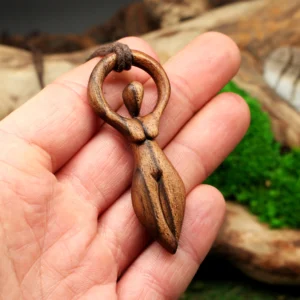 Handgeschnitzte Göttin • Erdgöttin Gaia Anhänger • Naturschmuck mit Bedeutung und spiritueller Holzanhänger