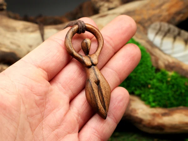 Handgeschnitzte Göttin • Erdgöttin Gaia Anhänger • Naturschmuck mit Bedeutung und spiritueller Holzanhänger