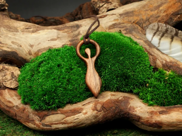 Handgeschnitzte Göttin • Erdgöttin Gaia Anhänger • Naturschmuck mit Bedeutung und spiritueller Holzanhänger