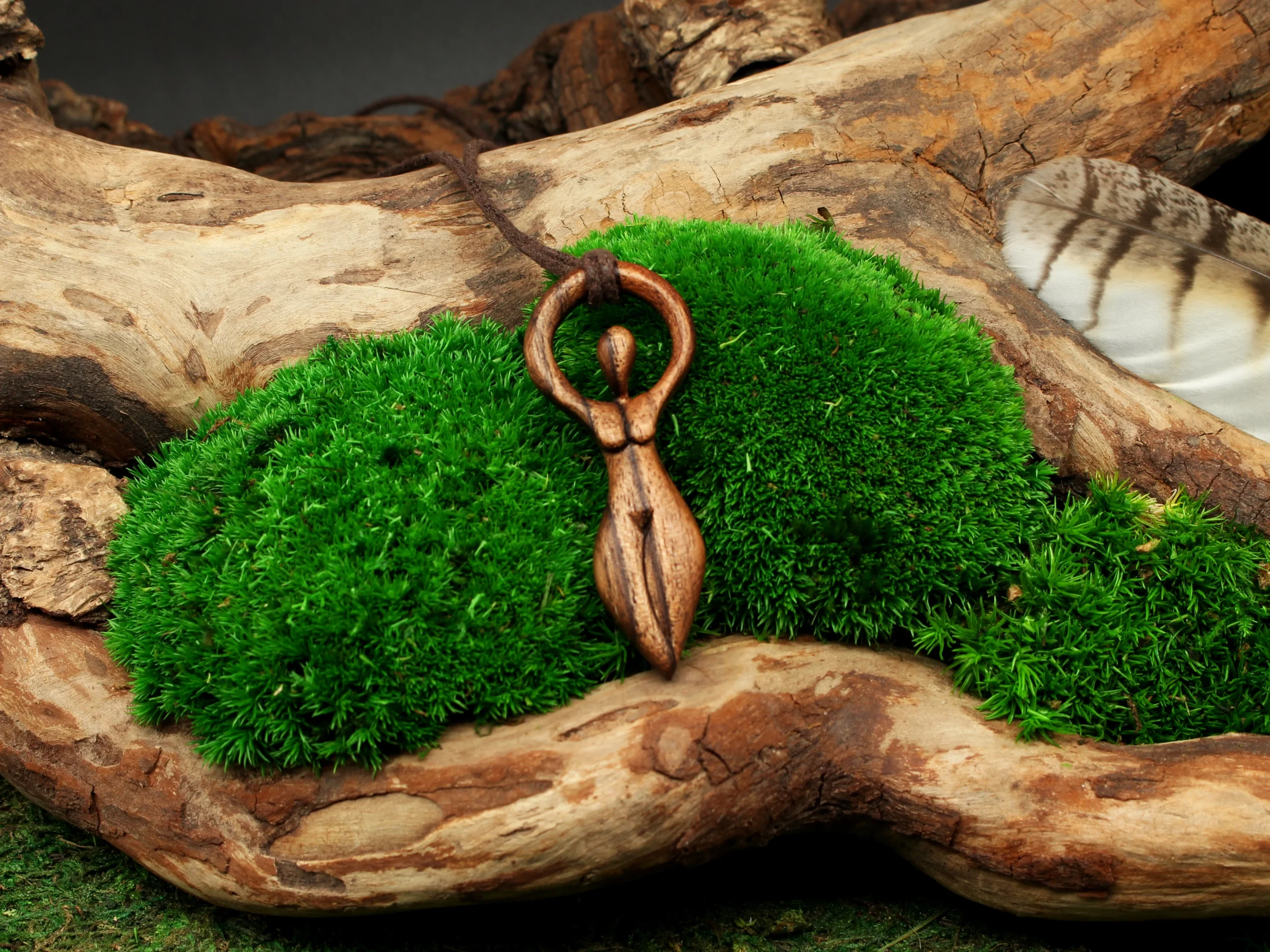 Handgeschnitzte Göttin • Erdgöttin Gaia Anhänger • Naturschmuck mit Bedeutung und spiritueller Holzanhänger – Bild 2