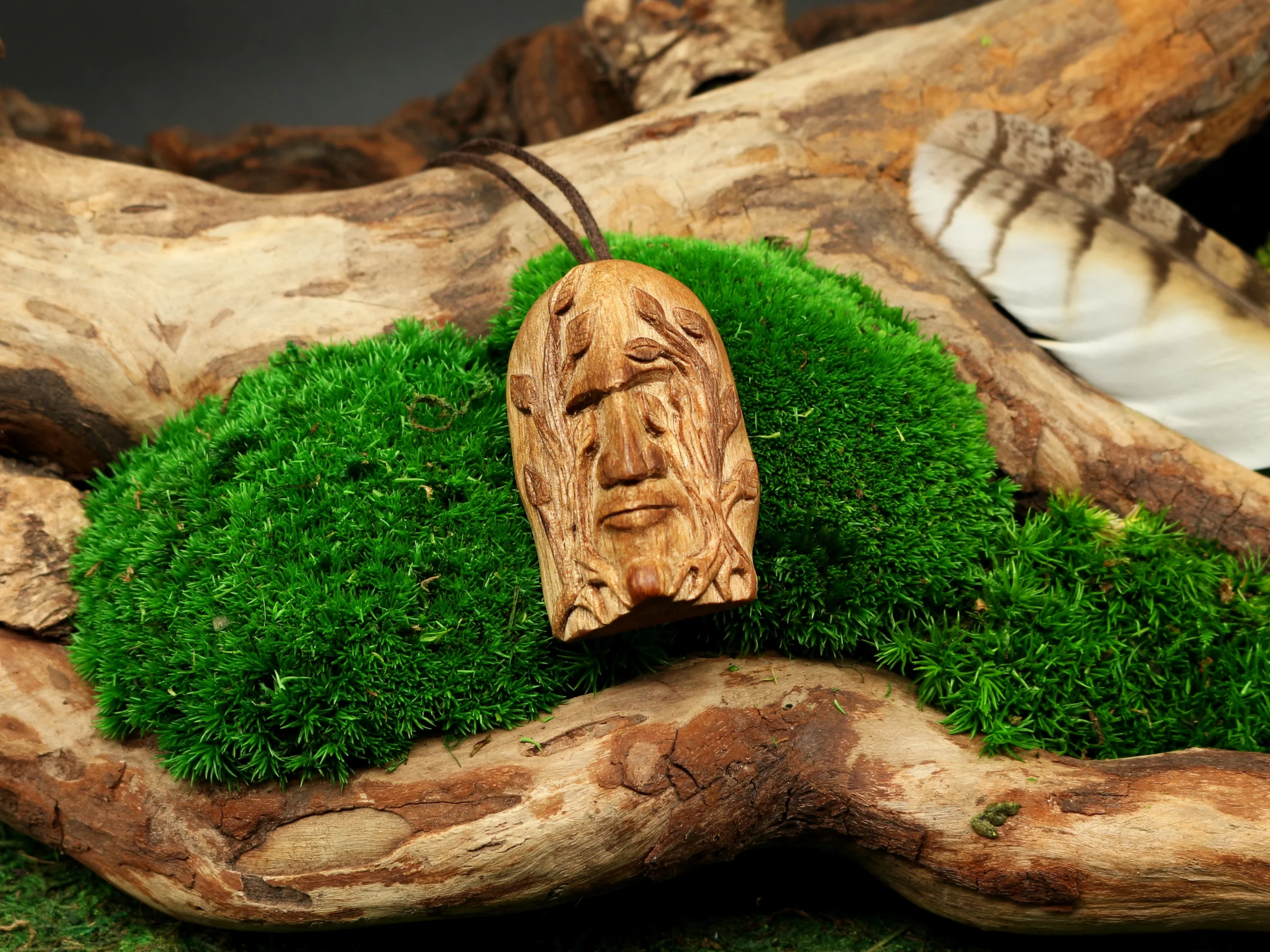Waldgeist Holzgesicht • Talisman Kette aus Holz • Grüner Mann als Naturschmuck • Glücksbringer für Männer • Geschenk für Naturverbundene – Bild 5