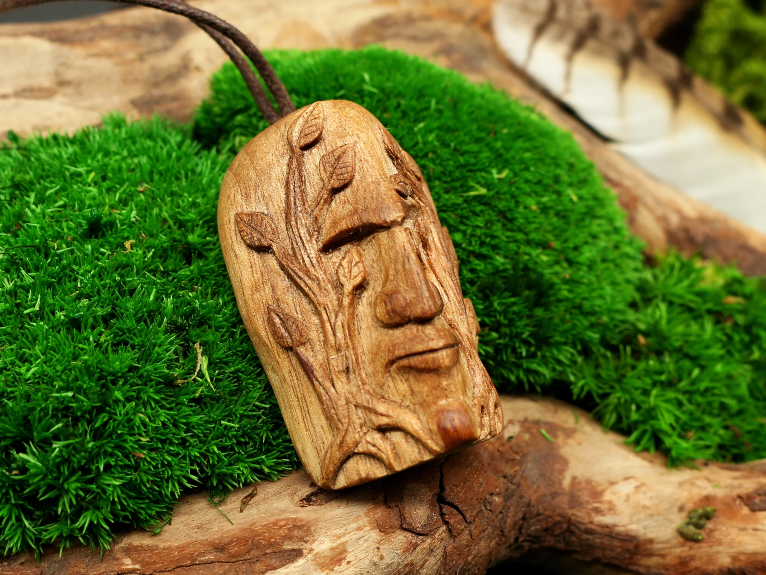 Waldgeist Holzgesicht • Talisman Kette aus Holz • Grüner Mann als Naturschmuck • Glücksbringer für Männer • Geschenk für Naturverbundene – Bild 6