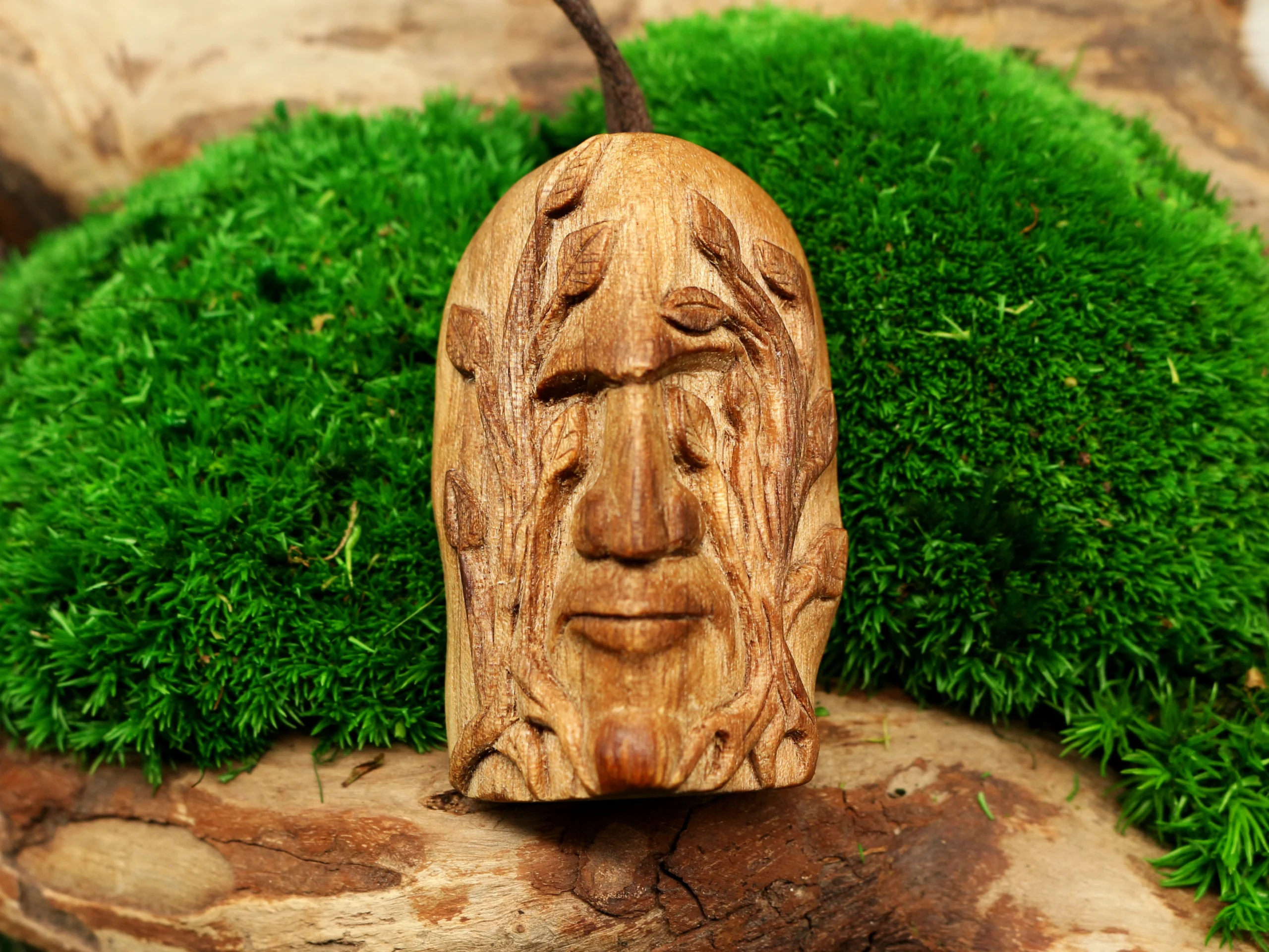 Waldgeist Holzgesicht • Talisman Kette aus Holz • Grüner Mann als Naturschmuck • Glücksbringer für Männer • Geschenk für Naturverbundene – Bild 3