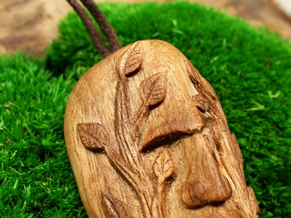Waldgeist Holzgesicht • Talisman Kette aus Holz • Grüner Mann als Naturschmuck • Glücksbringer für Männer • Geschenk für Naturverbundene